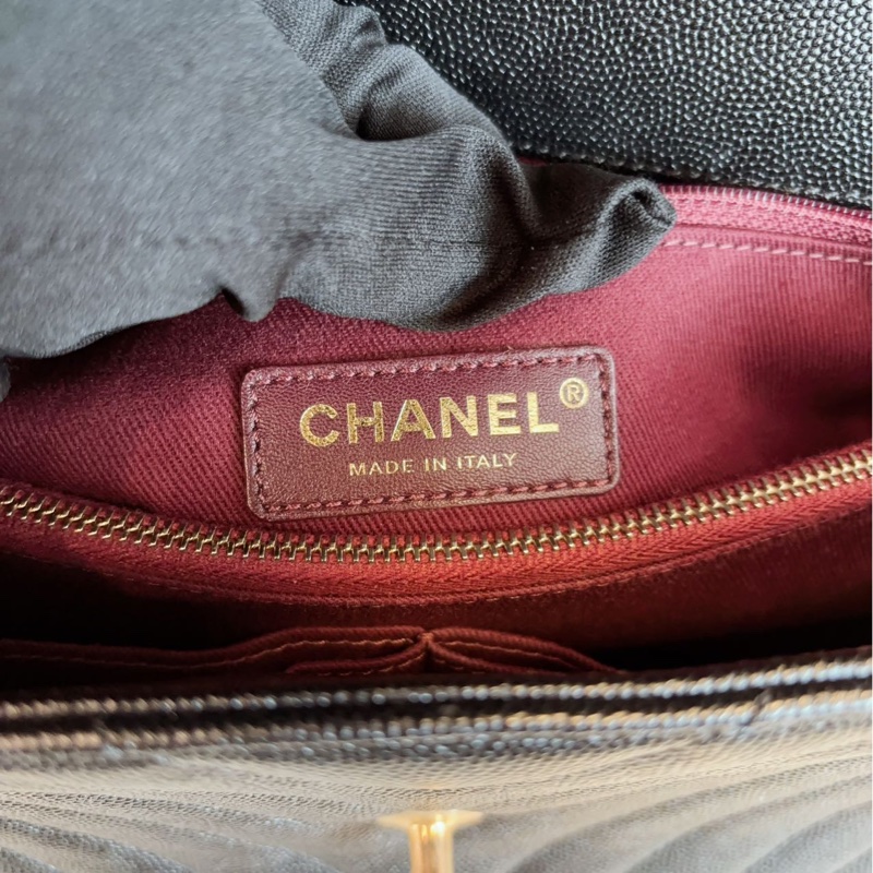 Chanel Coco Handle 中號 V紋黑金荔枝牛皮-18