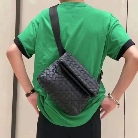 BV黑色牛皮編織下折設計斜背包