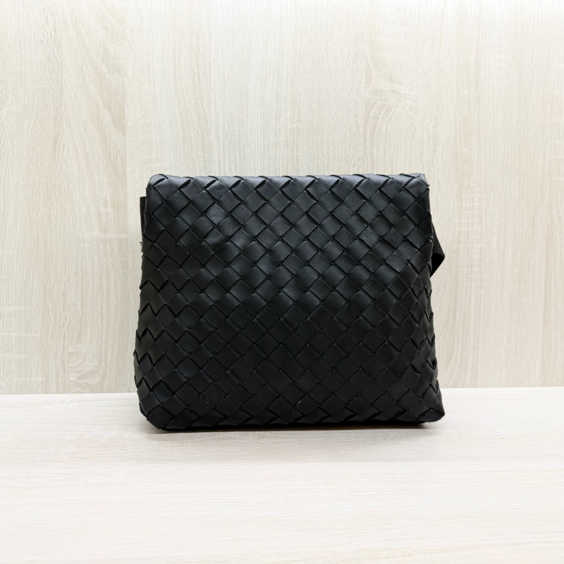 BV黑色牛皮編織下折設計斜背包-2
