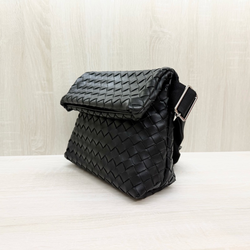 BV黑色牛皮編織下折設計斜背包-3