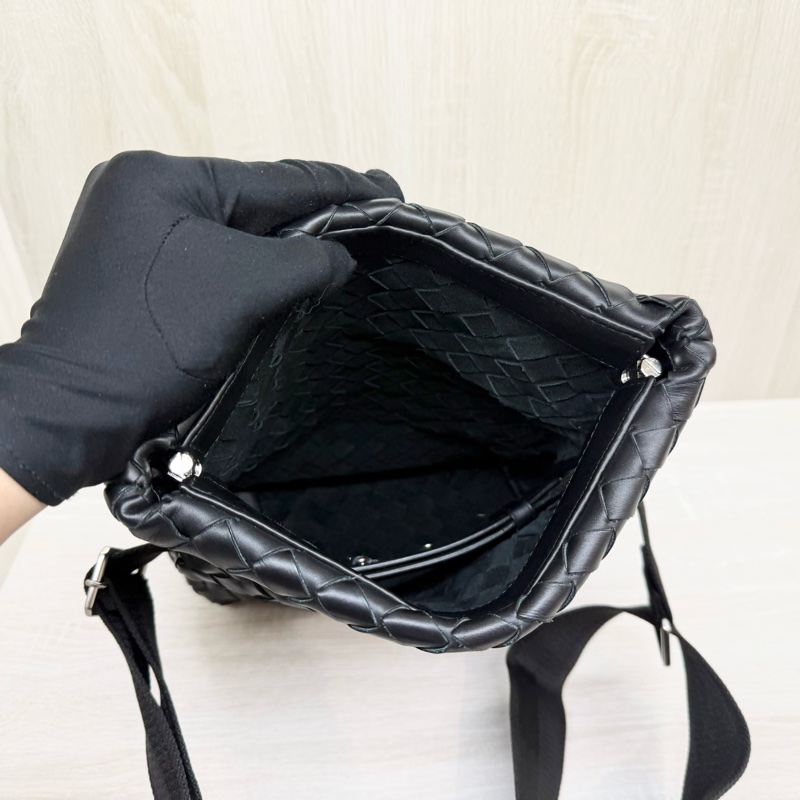 BV黑色牛皮編織下折設計斜背包-6