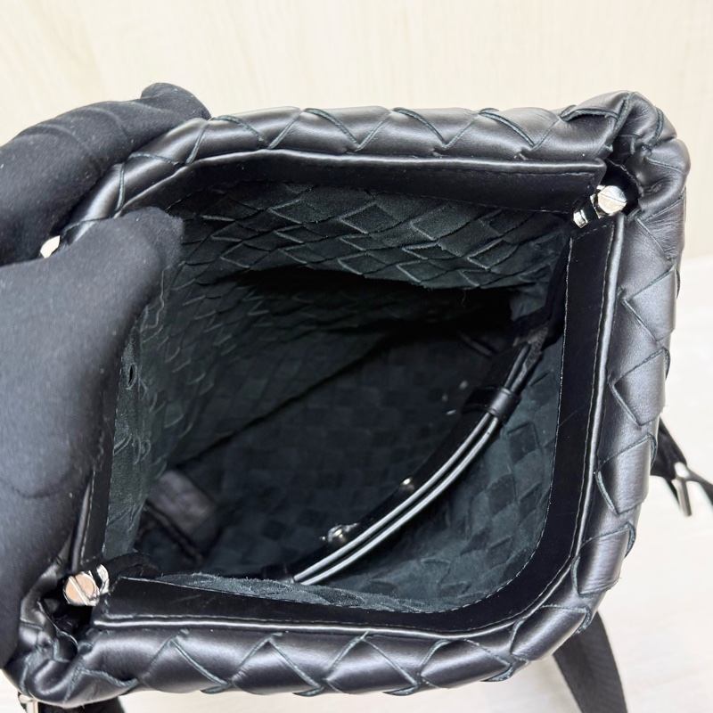 BV黑色牛皮編織下折設計斜背包-8