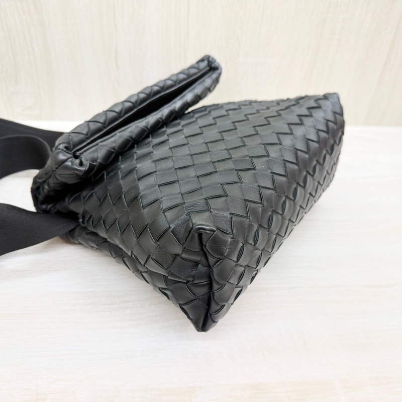 BV黑色牛皮編織下折設計斜背包-9