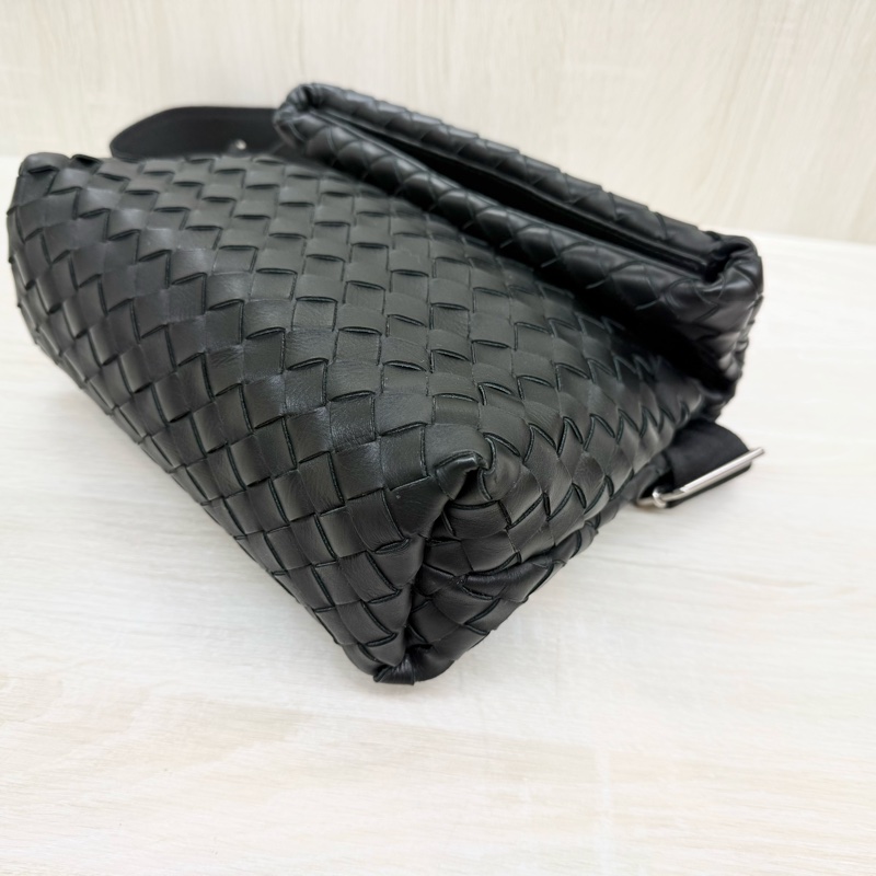 BV黑色牛皮編織下折設計斜背包-10