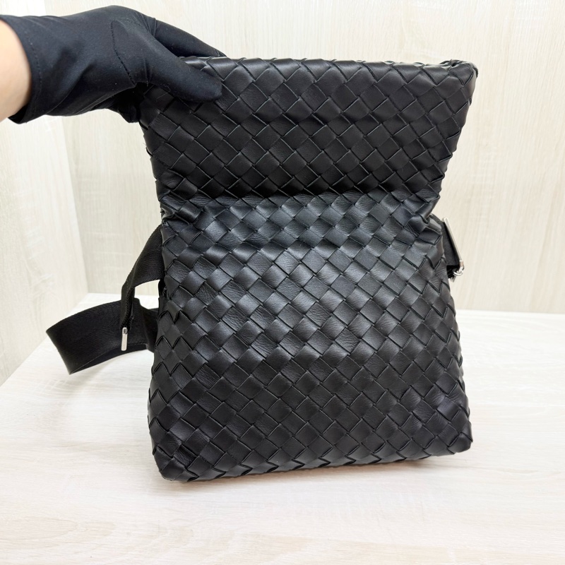 BV黑色牛皮編織下折設計斜背包-11