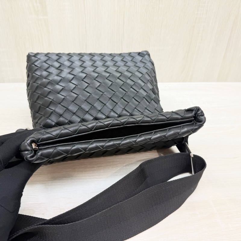 BV黑色牛皮編織下折設計斜背包-15