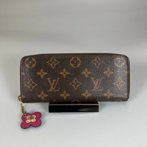 LV M64201 老花ㄇ拉長夾粉紅 小花吊墜