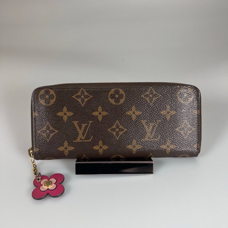 LV M64201 老花ㄇ拉長夾粉紅 小花吊墜-0