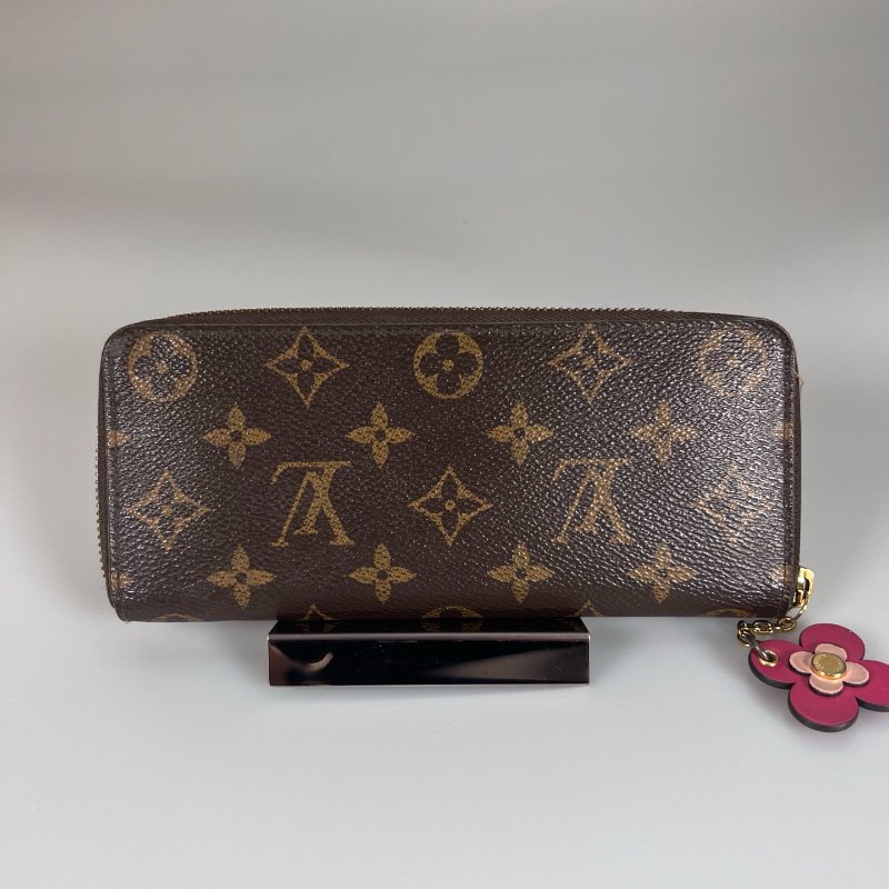 LV M64201 老花ㄇ拉長夾粉紅 小花吊墜-1