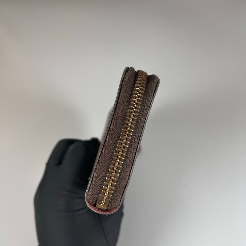 LV M64201 老花ㄇ拉長夾粉紅 小花吊墜-2