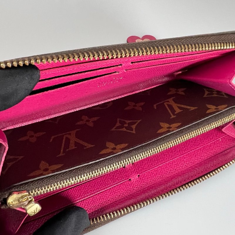 LV M64201 老花ㄇ拉長夾粉紅 小花吊墜-6