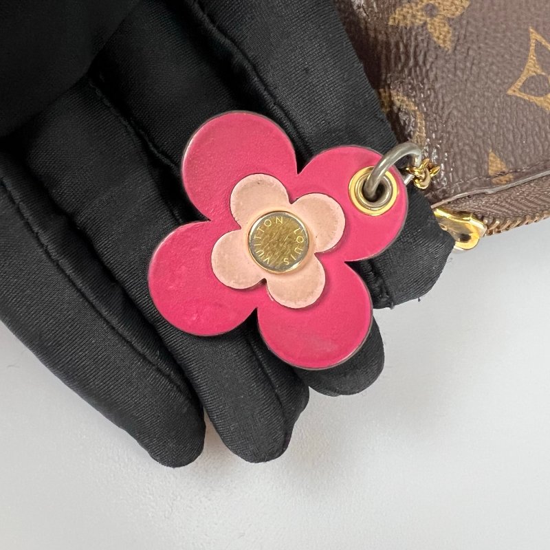 LV M64201 老花ㄇ拉長夾粉紅 小花吊墜-8