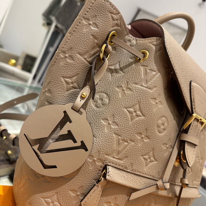 【近新✨ 有購證🇯🇵】LV Montsouris 壓花牛皮後背包 大象灰-1