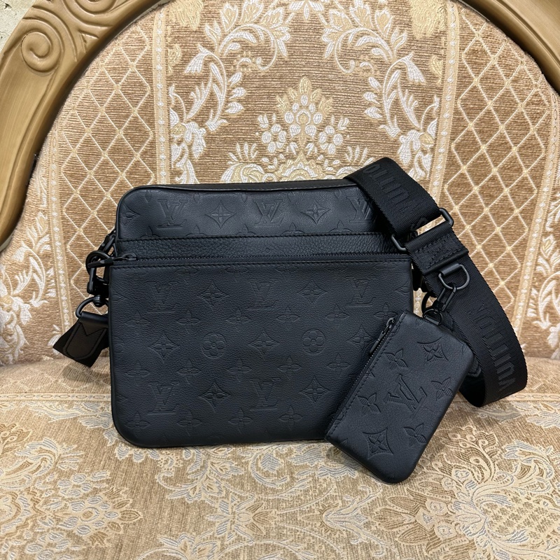 LV 黑牛皮壓紋黑釦Trio三合一郵差包M46602-0