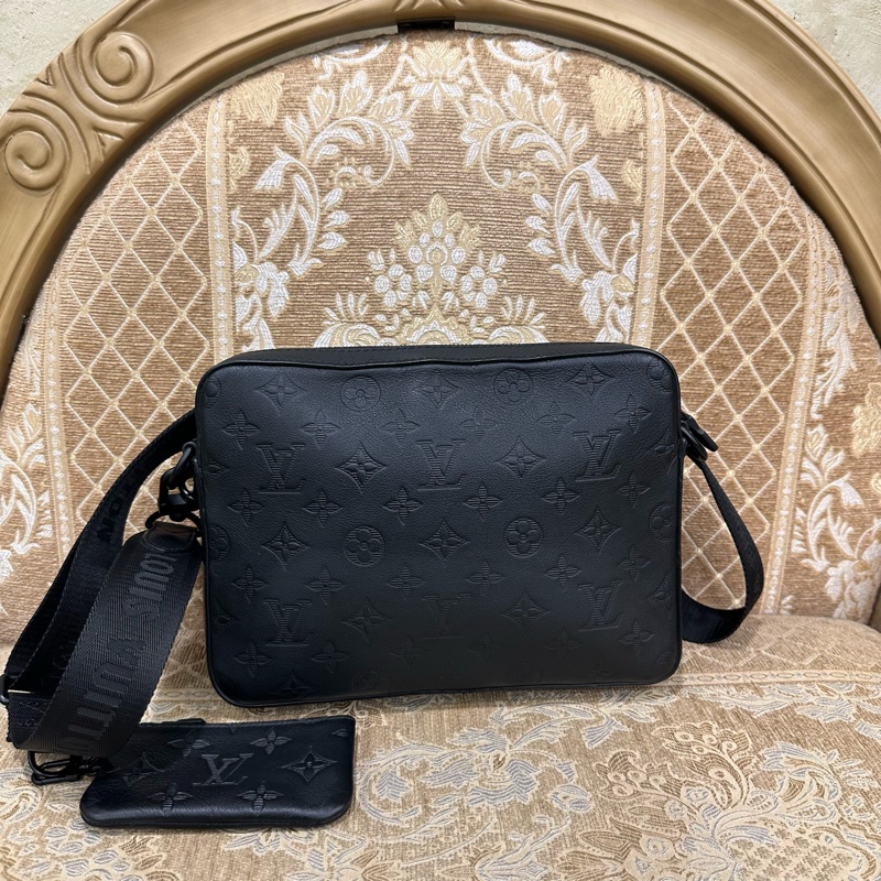 LV 黑牛皮壓紋黑釦Trio三合一郵差包M46602-1