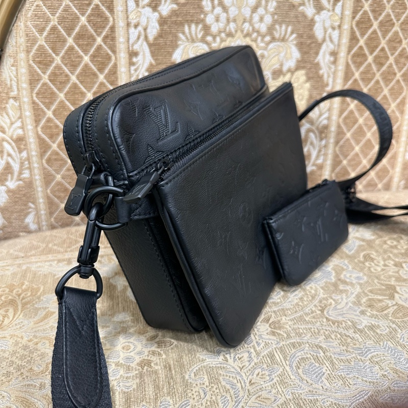 LV 黑牛皮壓紋黑釦Trio三合一郵差包M46602-2