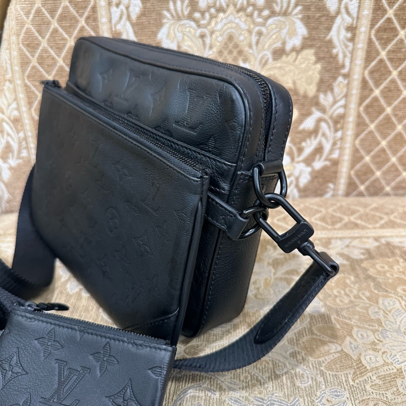 LV 黑牛皮壓紋黑釦Trio三合一郵差包M46602-3