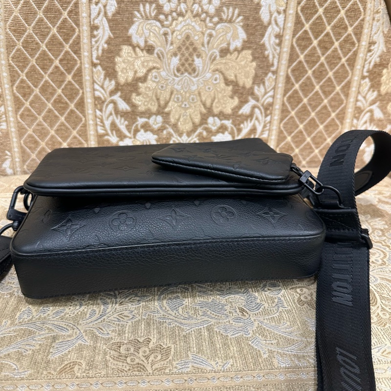 LV 黑牛皮壓紋黑釦Trio三合一郵差包M46602-4