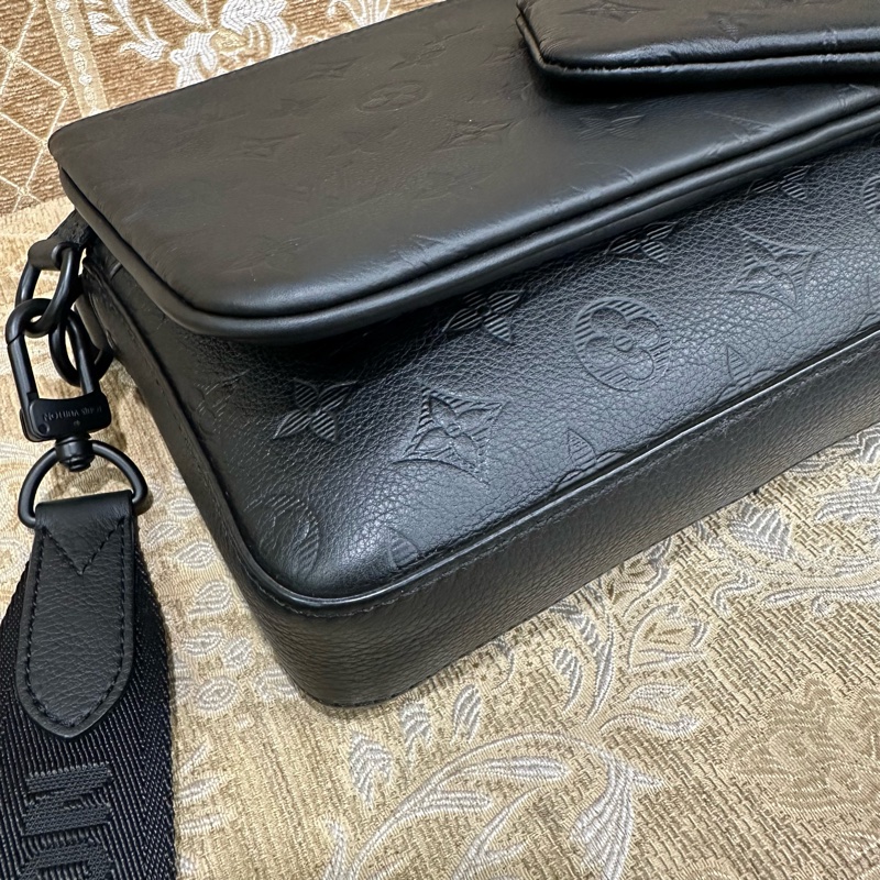 LV 黑牛皮壓紋黑釦Trio三合一郵差包M46602-5