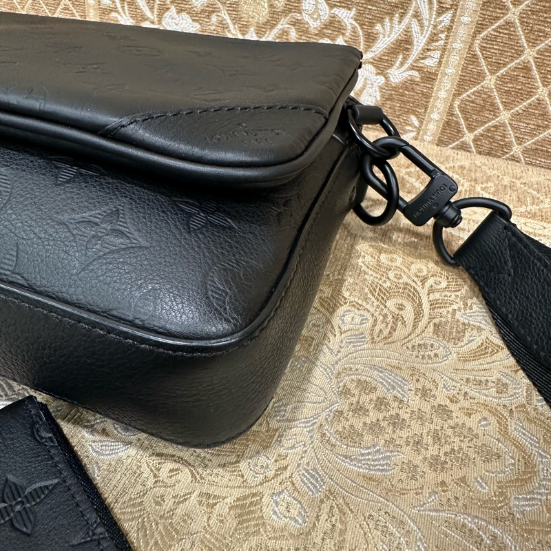 LV 黑牛皮壓紋黑釦Trio三合一郵差包M46602-6