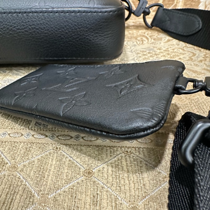 LV 黑牛皮壓紋黑釦Trio三合一郵差包M46602-7