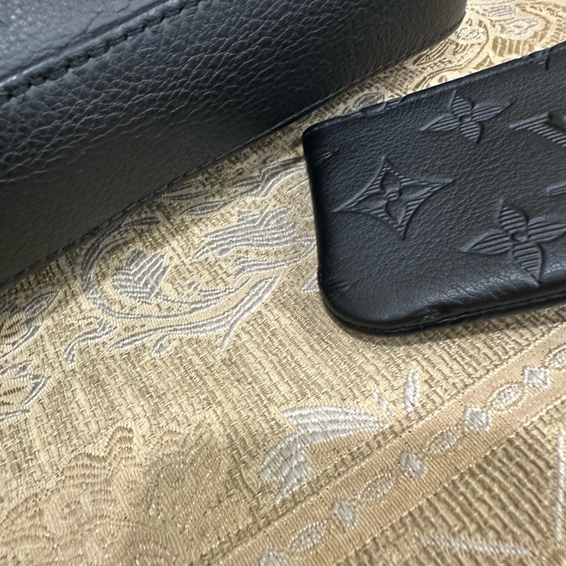 LV 黑牛皮壓紋黑釦Trio三合一郵差包M46602-8