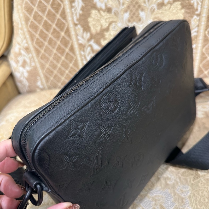 LV 黑牛皮壓紋黑釦Trio三合一郵差包M46602-9