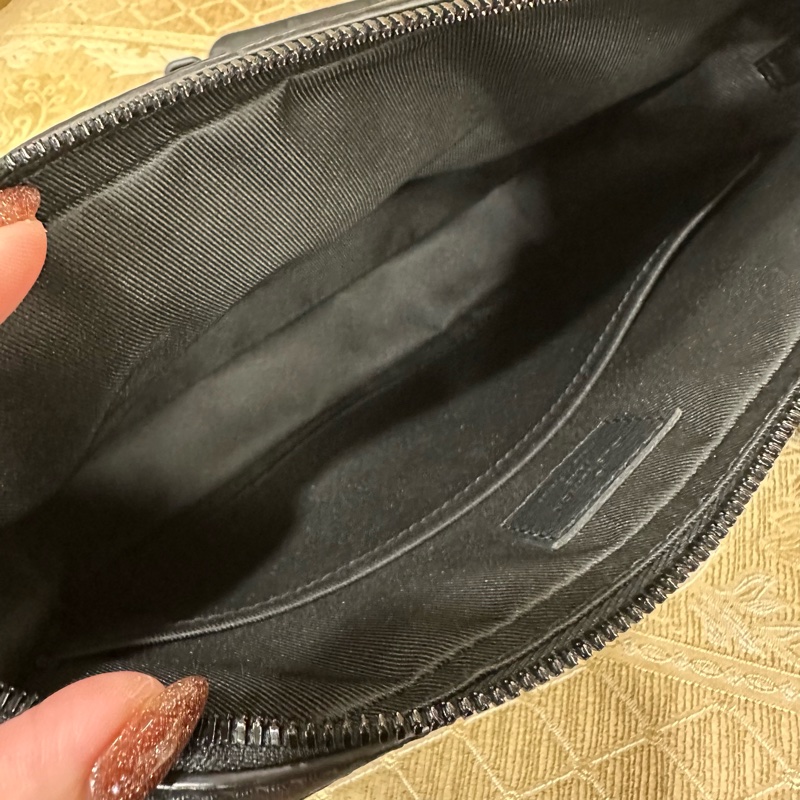 LV 黑牛皮壓紋黑釦Trio三合一郵差包M46602-10