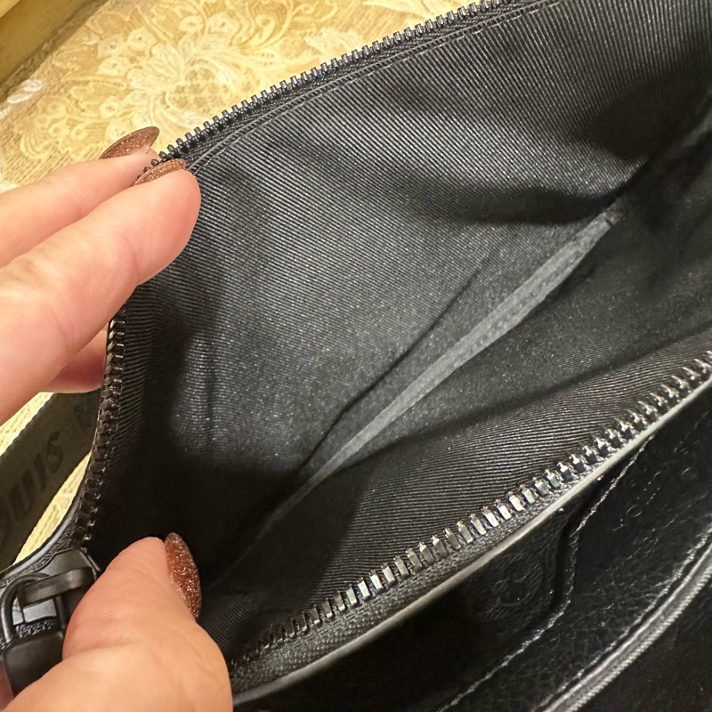 LV 黑牛皮壓紋黑釦Trio三合一郵差包M46602-11