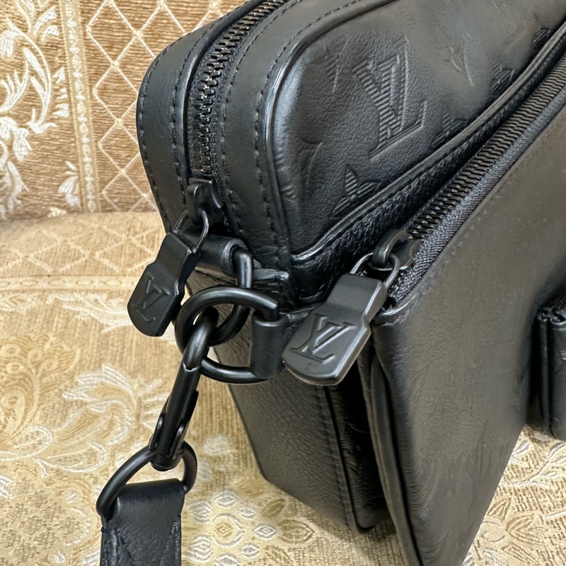 LV 黑牛皮壓紋黑釦Trio三合一郵差包M46602-13