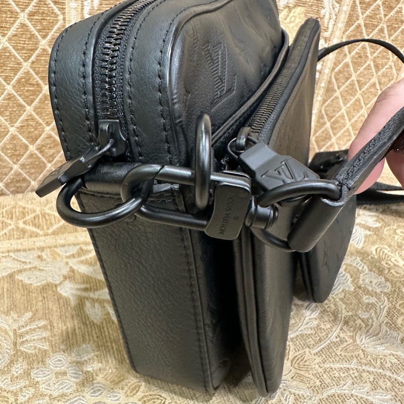 LV 黑牛皮壓紋黑釦Trio三合一郵差包M46602-14
