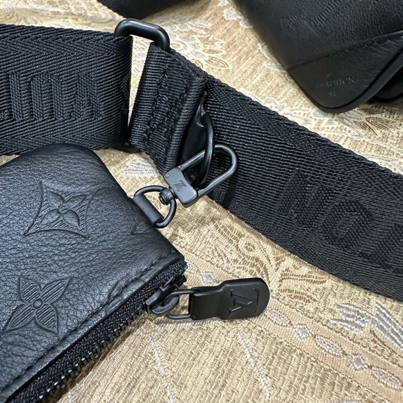 LV 黑牛皮壓紋黑釦Trio三合一郵差包M46602-15