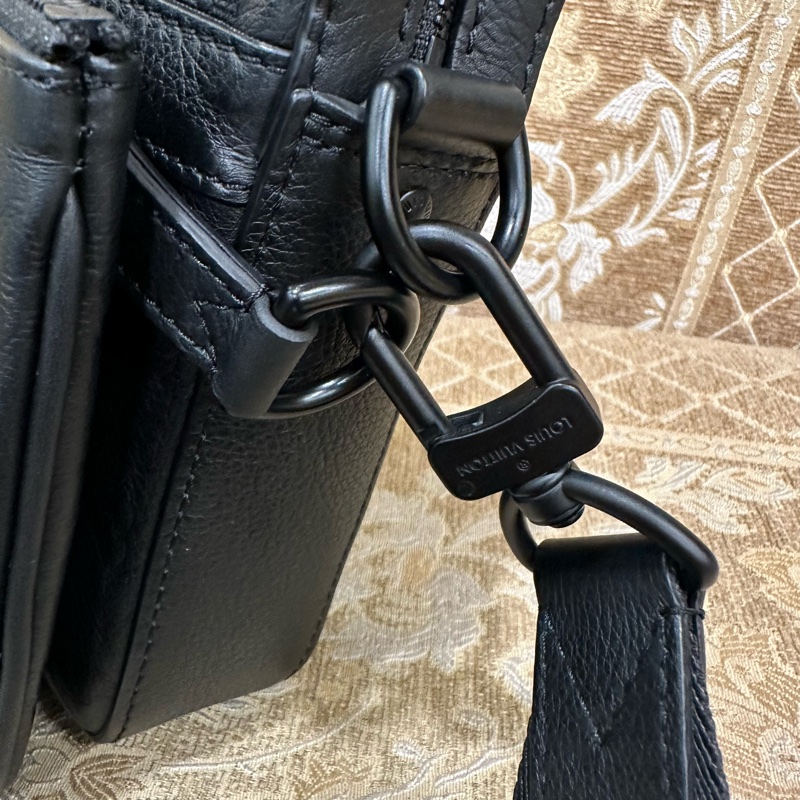 LV 黑牛皮壓紋黑釦Trio三合一郵差包M46602-16
