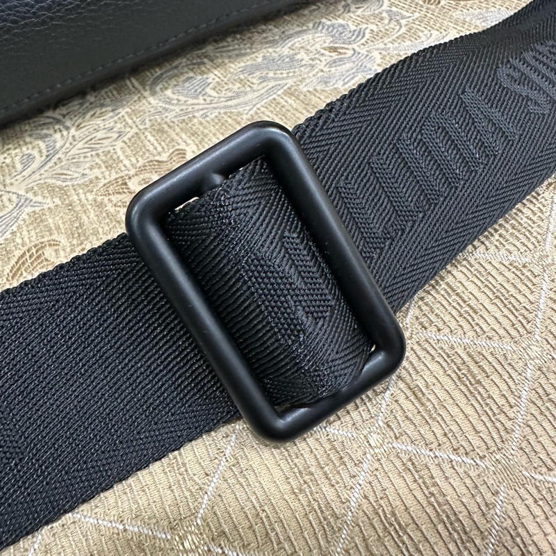 LV 黑牛皮壓紋黑釦Trio三合一郵差包M46602-17