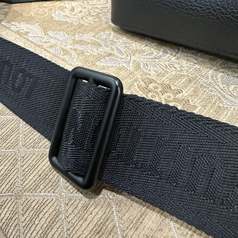 LV 黑牛皮壓紋黑釦Trio三合一郵差包M46602-18