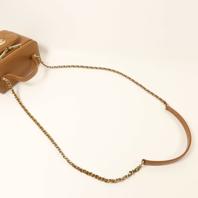 CHANEL 牛皮皮革Vanity Case金扣鏈帶手挽肩背兩用袋-4