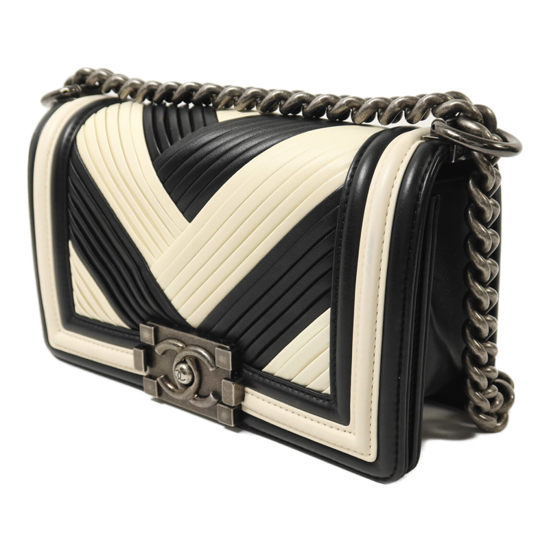 CHANEL 牛皮皮革Boy 20銀扣鏈帶肩背袋-2