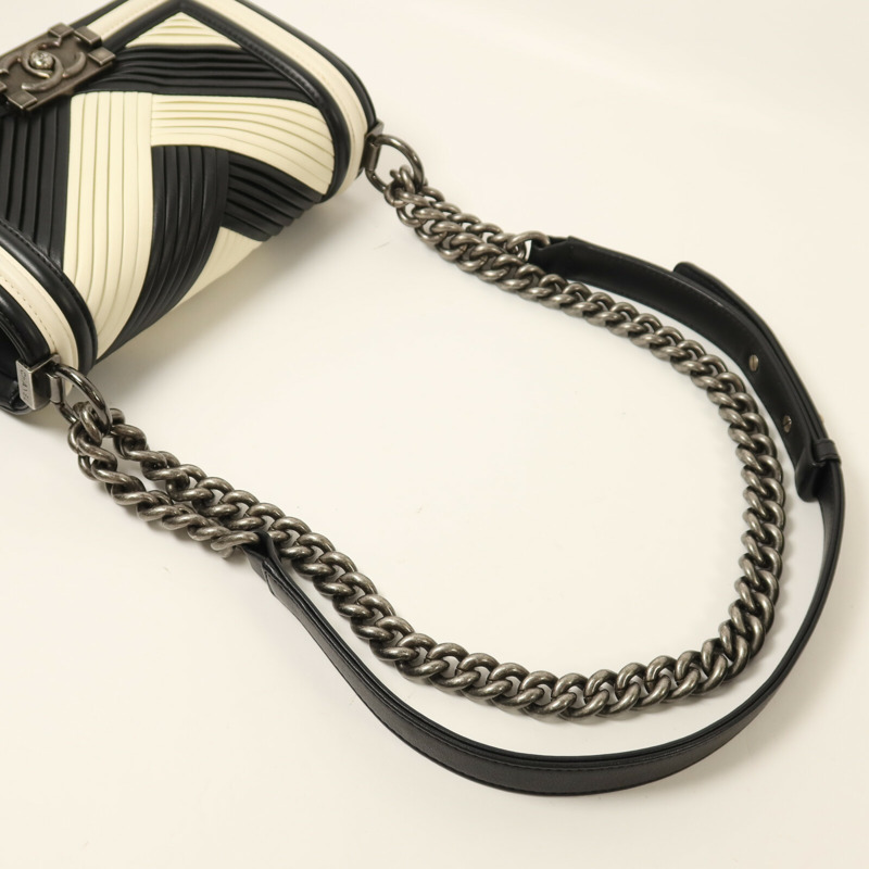 CHANEL 牛皮皮革Boy 20銀扣鏈帶肩背袋-7