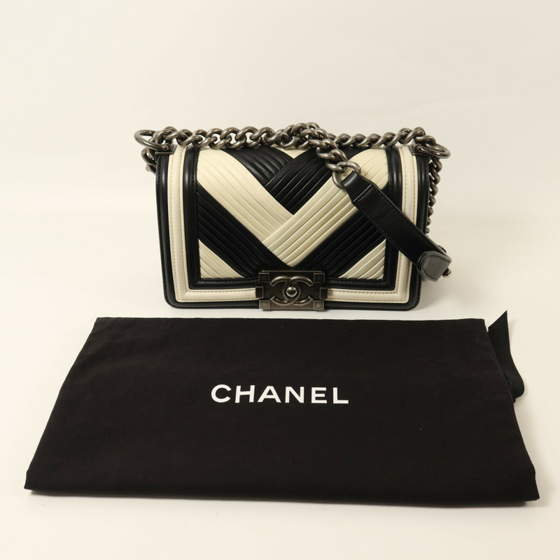 CHANEL 牛皮皮革Boy 20銀扣鏈帶肩背袋-8