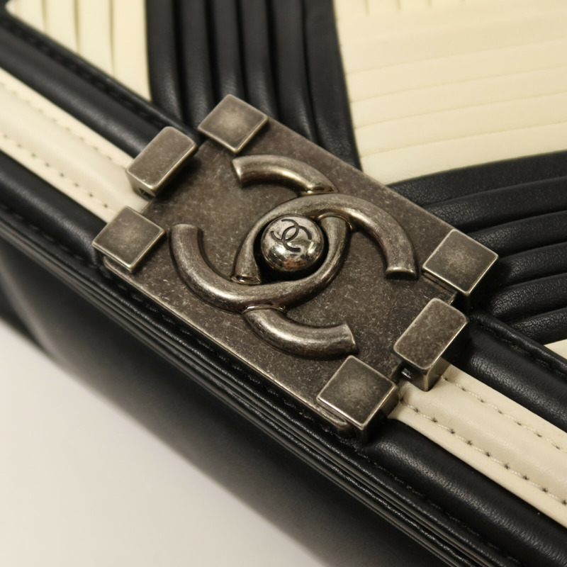 CHANEL 牛皮皮革Boy 20銀扣鏈帶肩背袋-9