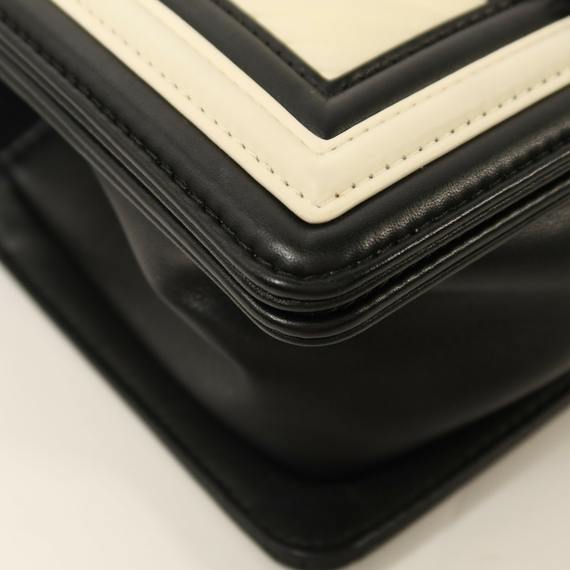 CHANEL 牛皮皮革Boy 20銀扣鏈帶肩背袋-10