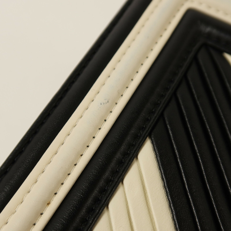 CHANEL 牛皮皮革Boy 20銀扣鏈帶肩背袋-16