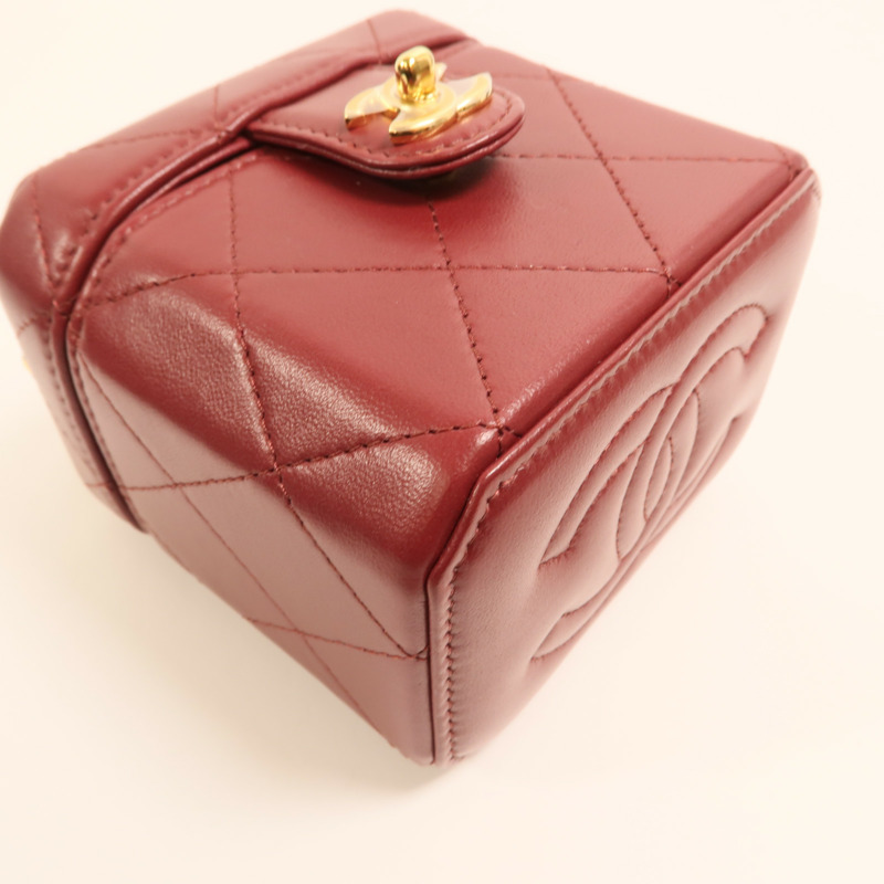 CHANEL 羊皮皮革Vanity Case金扣鏈帶肩背袋-11