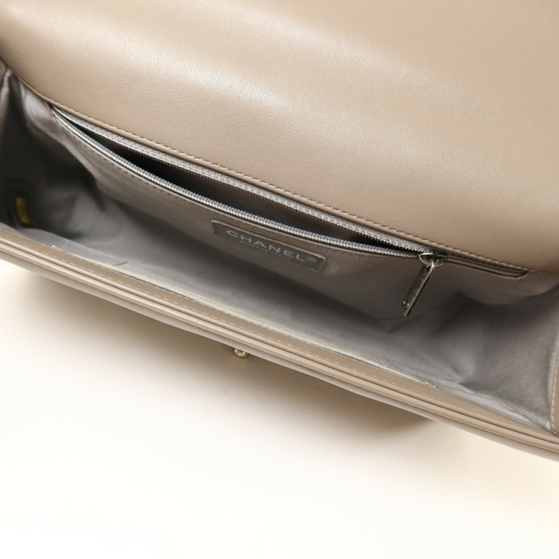 CHANEL 羊皮皮革Boy 28銀扣鏈帶肩背袋-4