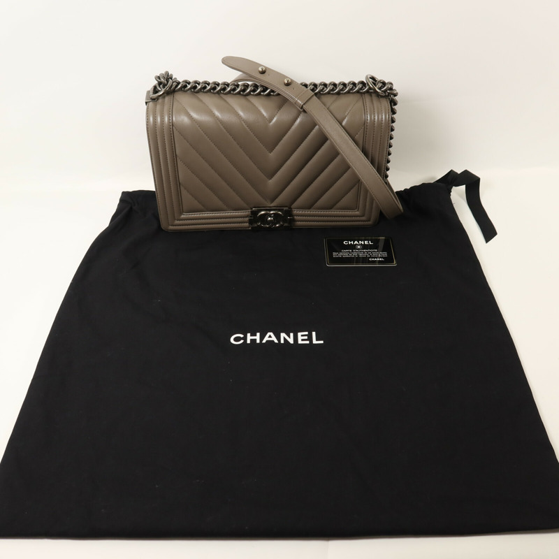 CHANEL 羊皮皮革Boy 28銀扣鏈帶肩背袋-9