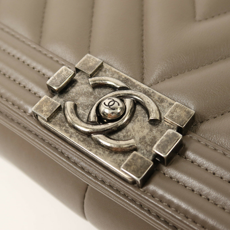 CHANEL 羊皮皮革Boy 28銀扣鏈帶肩背袋-10