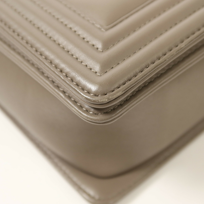 CHANEL 羊皮皮革Boy 28銀扣鏈帶肩背袋-12