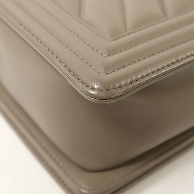 CHANEL 羊皮皮革Boy 28銀扣鏈帶肩背袋-13