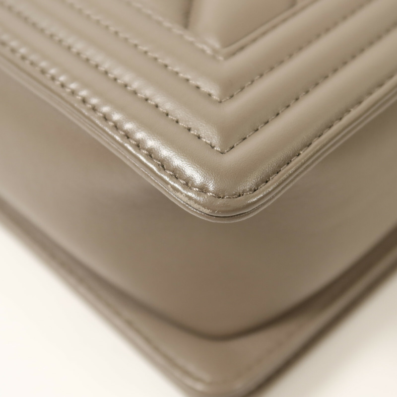 CHANEL 羊皮皮革Boy 28銀扣鏈帶肩背袋-14