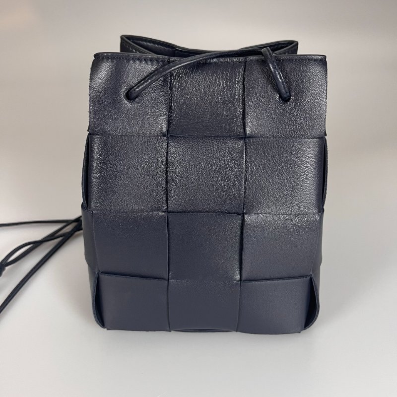 BV 晶片款 深藍3*4水桶包-1